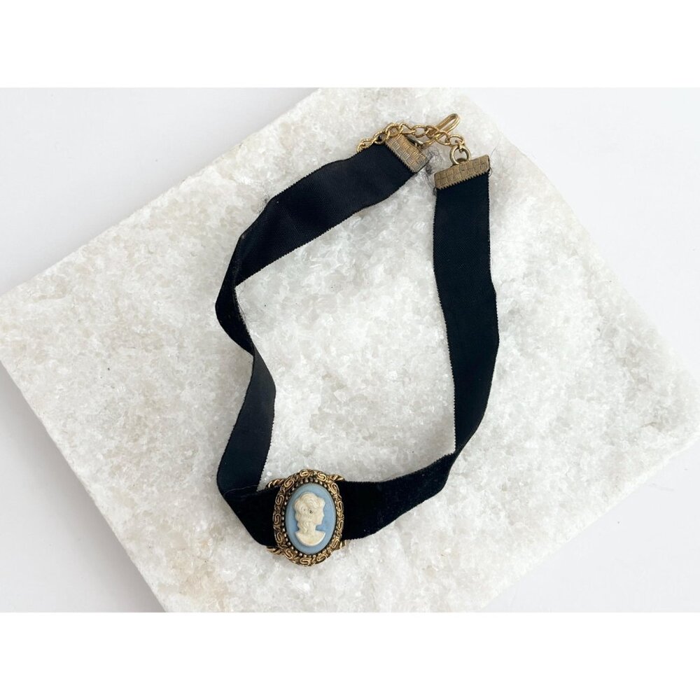 Victorian Style Velour Choker w/ Cameo Blue, Gold & White Toned Necklace - Picture 4 of 9